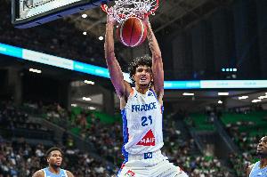 難阻失利！里薩謝12中6拿到全隊(duì)最高14分加4板4助2帽 三分5中2