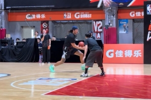 一通操作??阿隆-戈登戲耍街球手魯大詩