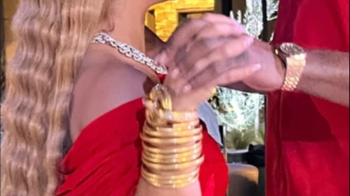 金價(jià)下跌不影響秀恩愛！女友曬照戴著數(shù)十個(gè)金環(huán)與哈登十指緊扣