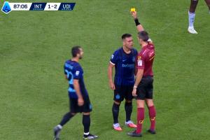 眼神怒氣溢出??勞塔羅被吹犯規(guī)，怒視+抱怨裁判被出黃牌