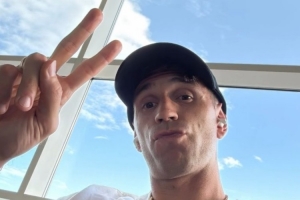 心情不錯！轉(zhuǎn)會曼聯(lián)告吹，大馬丁奔赴國家隊&社媒曬“比耶”自拍