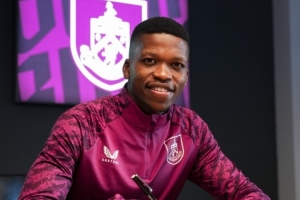 官方：伯恩利租借本菲卡中場(chǎng)弗洛倫蒂諾-路易斯，明夏可選擇買(mǎi)斷