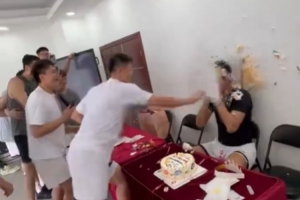 殘暴??廣東全運(yùn)男籃給焦泊喬慶祝生日 趙睿周鵬連續(xù)蛋糕暴擊