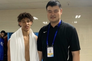 體格差距大！湖人中鋒賈克森-海斯IG曬與姚明的合影