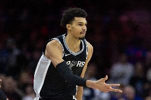 名記：文班最近在一所大學(xué)進(jìn)行了一些全場對抗賽 據(jù)說狀態(tài)非常好