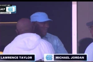 邁克爾-喬丹參加貝利奇克作為母校北卡大學(xué)橄欖球主教練的首秀