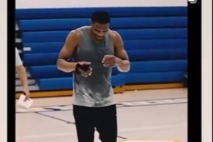 下家未定？威少不耽誤訓(xùn)練&汗如雨下 右手纏著護(hù)指