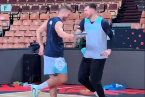 湖人官博發(fā)布東契奇與隊(duì)友的訓(xùn)練視頻：熱身的時(shí)候皮一下????