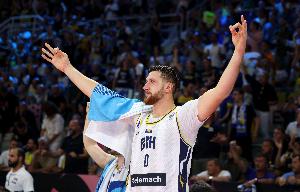 內(nèi)線支柱！努爾基奇13中6拿下18分10板3助3斷1帽 6前場板