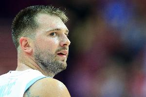 危險！東契奇首節(jié)就被吹3犯&7投2中 斯洛文尼亞僅領(lǐng)先冰島1分