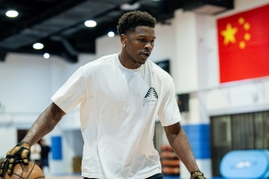 愛德華茲曬多張照片&和五星紅旗合照：以愛為名！