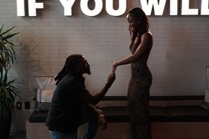 老鷹球員基頓-華萊士求婚成功 眾親友到場祝福！