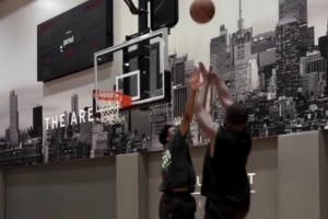 出手很柔和！知名訓(xùn)練師曬杰倫-布朗練習(xí)單打的視頻