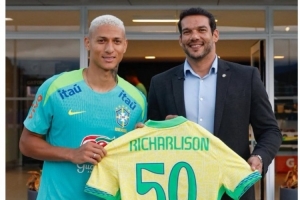 理查利森曬紀念球衣：為巴西出戰(zhàn)50場比賽，還有更多歷史等待書寫