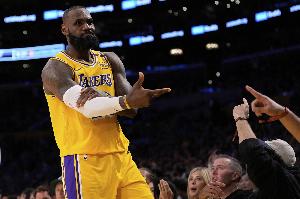 泰倫-盧：據(jù)說詹姆斯在90年代打不了球？得了吧 這根本講不通