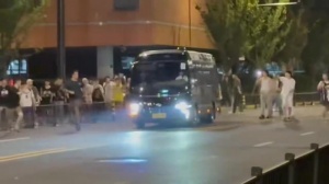 ??追星需謹慎！詹蜜為了拍攝老詹 不惜從行駛中的車輛前跑過