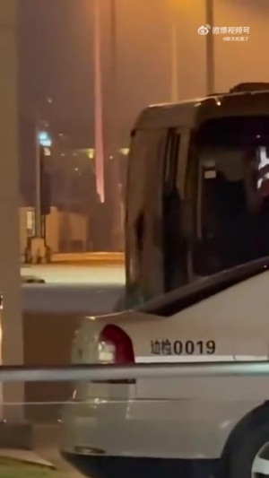 女球迷接機詹姆斯抱怨：哎哎哎 這就走了？這TM也不看我們一眼