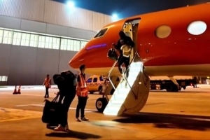 時隔六年！球迷曬在上海虹橋機場拍到詹姆斯今日凌晨走下飛機畫面