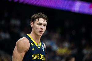 主攻手！拉松9中5砍半場最高11分外加2板1助 三分2中1