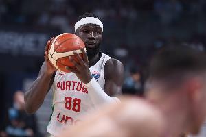 科塔連續(xù)吃到技犯被驅(qū)逐！離場過程中抱怨：他X的簡直是笑話！