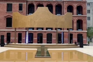 網(wǎng)友分享明日詹姆斯中國(guó)行上海站現(xiàn)場(chǎng)布置 已豎起巨大皇冠logo