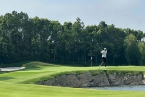 手癢了！詹姆斯凌晨飛抵上海 今日上午就去浦東揮桿練習(xí)高爾夫