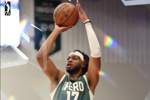 上賽季是雄鹿的雙向球員！美記：馬刺和后衛(wèi)烏姆德簽下訓(xùn)練營合同