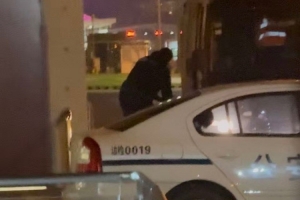 終于來了！詹姆斯搭乘包機(jī)已落地上海虹橋機(jī)場 球迷熱情接機(jī)