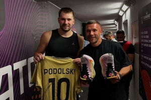 贏球開心！東契奇賽后和前德國國腳波多爾斯基交換禮物