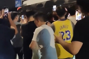 球迷在機(jī)場出口沿街追逐詹姆斯所乘車輛 部分沖擊者被保安阻攔