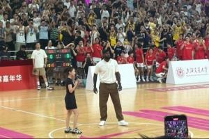 詹姆斯現(xiàn)身上海交大 與全場(chǎng)球迷熱情互動(dòng)