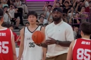 跳球、簽名、合影！媒體人曬詹姆斯交大校園行：老詹的人氣是真高