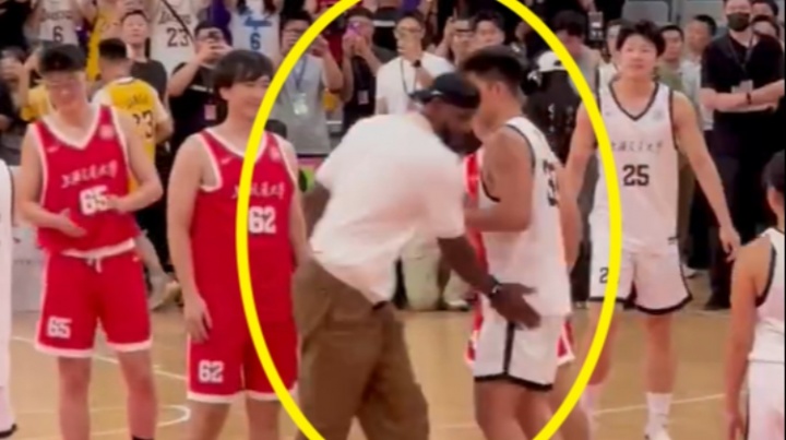 滿臉微笑！詹姆斯交大活動拋球后輕輕拍了拍30號球員的屁股