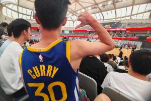 詹姆斯中國行交大活動現(xiàn)場有球迷身著庫里球衣前往支持