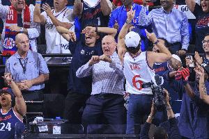 湖人記者：聯(lián)盟應(yīng)該讓鮑爾默賣掉快船 他太有錢根本不在乎規(guī)則