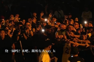 寵粉時刻！詹姆斯在上海站現(xiàn)場主動繞場一周 與球迷擊掌互動