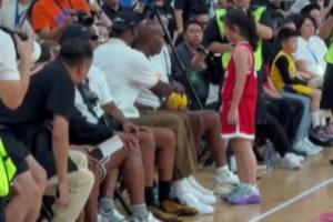 親簽小籃球！詹姆斯上海交大行全場最幸運的人 非這個小姑娘莫屬~