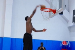 開練！馬瑟林赤膊上陣訓練揮汗如雨 打板大戰(zhàn)斧劈扣賞心悅目