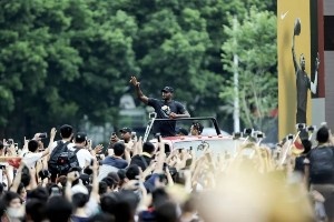 勒布朗·詹姆斯與中國的20年——跨越時光的傳奇之旅