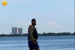 退役流言毫無(wú)波瀾？本西更新動(dòng)態(tài)曬自己玩水翼板&表情十分愜意