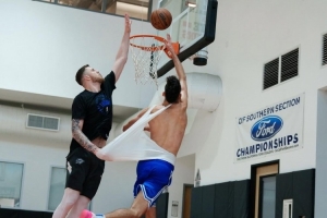 真激烈！霍姆格倫訓(xùn)練中對(duì)抗哈滕 衣服快被扯掉