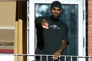 心情大好！詹姆斯在中國行上海站現(xiàn)場用中文問好“你好 上?！? >
                                        </div>
                                    </div>
                                    <div   id=