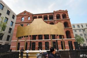 詹姆斯外灘活動現(xiàn)場已架設巨型“皇冠”logo和無數(shù)鎂光燈