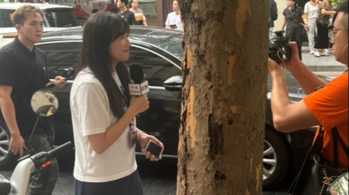 總臺記者已經(jīng)來到詹姆斯中國行外灘活動現(xiàn)場