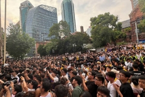 網(wǎng)友曬照：公司樓下好多人 感謝詹姆斯MVP 領導讓我們早點下班