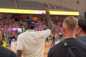 美媒報道詹姆斯交大校園行：當詹姆斯說你好時觀眾席爆發(fā)出歡呼