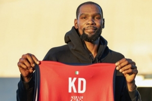 杜蘭特造訪米蘭阿瑪尼獲贈球衣！主隊：我們球衣顏色很適合你