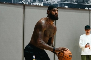 冠軍隊(duì)友！攝影師曬詹姆斯和樂福6月在紐約訓(xùn)練組圖