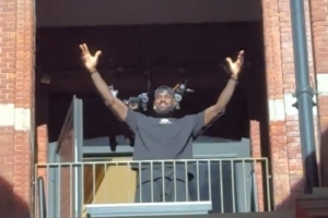 中國行上海站活動開始前 詹姆斯從高處張開雙臂向球迷問好