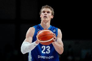 這場(chǎng)拉了！馬爾卡寧15中4僅得11分 有9籃板4搶斷還是挺拼